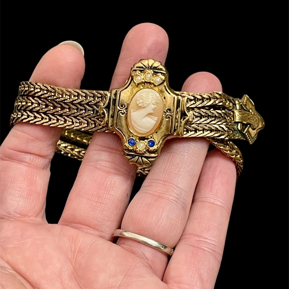 Incredible cameo slide bracelet